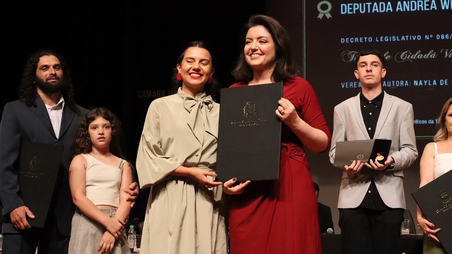 Vereadora Nayla de Souza durante entrega na 10ª Sessão Solene