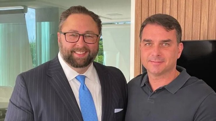 Quem é Jason Miller, ligado à viagem de Flávio Bolsonaro aos EUA?