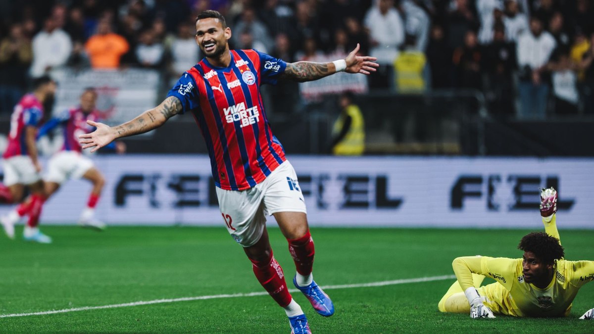 Em jogo movimentado e VAR protagonista, Bahia derrota Corinthians Em jogo movimentado e VAR protagonista, Bahia derrota Corinthians