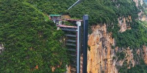 Onde fica o elevador de 288 metros construído em penhasco?