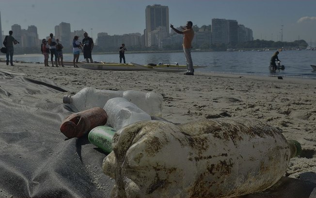 Os desafios da reciclagem para reduzir tsunami de plástico nos oceanos