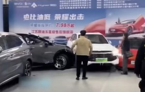 Carro elétrico descontrolado atropela cinco pessoas em feira na China