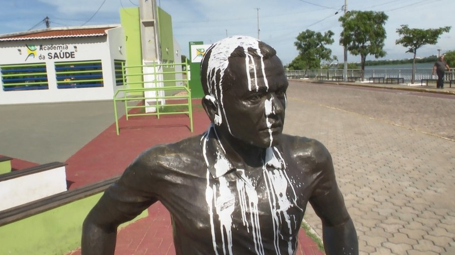 Estátua de Daniel Alves é vandalizada em sua cidade-natal