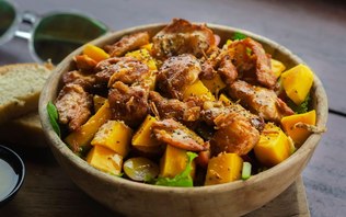 COMIDA PARA BARBIE COMO FAZER ARROZ FEIJÃO FRITAS OVOS E SALADA PARA ALMOÇO  DAS BONECAS FACIL 