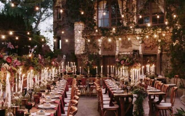 A disposição das mesas para o jantar lembra a das bancadas em que os alunos de Hogwarts fazem suas refeições