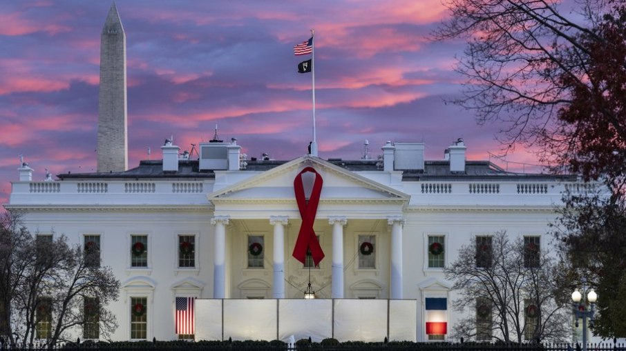 Casa Branca decorada com a fita vermelha