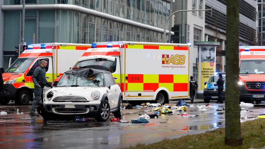 Veículo atingiu multidão do lado de fora da sinagoga, em Manchester Veículo atingiu multidão do lado de fora da sinagoga, em Manchester