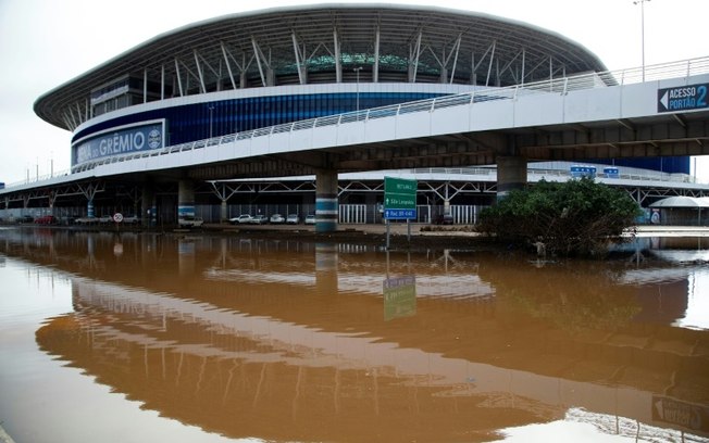 Vista do entorno inundado do estádio Arena do Grêmio, em Porto Alegre, Rio Grande do Sul, tirada em 29 de maio de 2024.