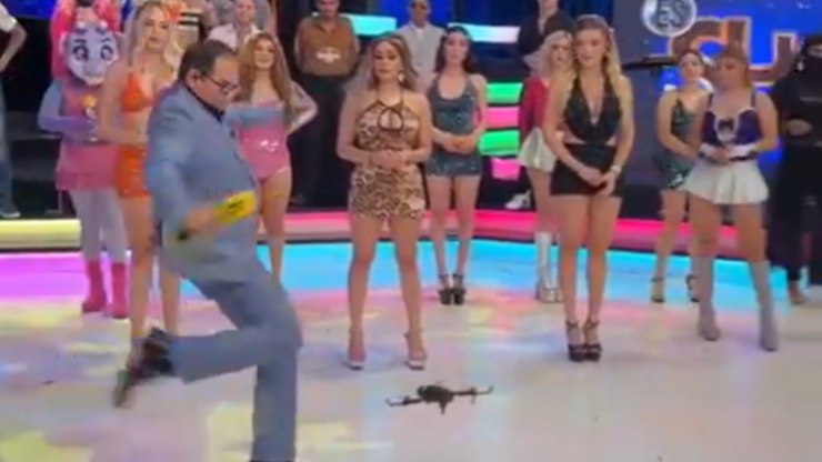 Apresentador chuta drone e acerta rosto de modelo ao vivo