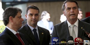 Flávio repete o pai, contesta urnas, e flerta com inelegibilidade