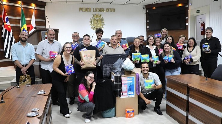 Câmara arrecada roupas e absorventes em campanhas solidárias