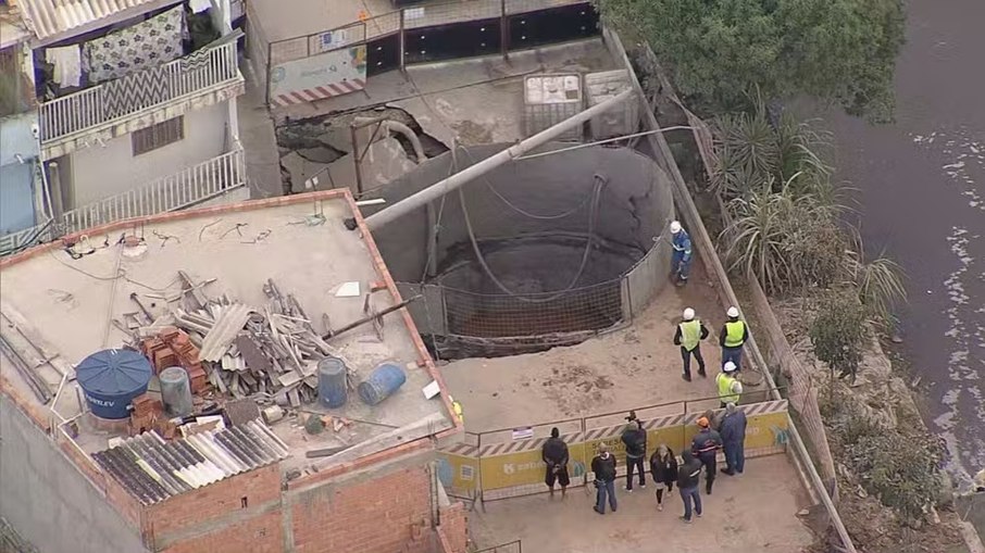 Cratera aberta surante obra da Sabesp em Osasco Cratera aberta surante obra da Sabesp em Osasco