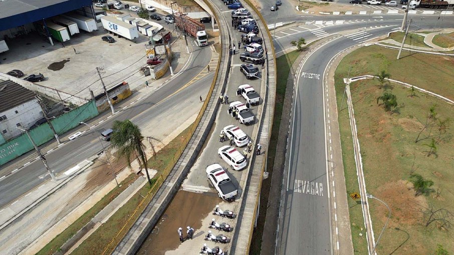 A GCM de Guarulhos e a Polícia Civil utilizaram um equipamento de diagnóstico inteligente veicular para detectar componentes e módulos de procedência ilícita instalados nos veículos. A GCM de Guarulhos e a Polícia Civil utilizaram um equipamento de diagnóstico inteligente veicular para detectar componentes e módulos de procedência ilícita instalados nos veículos.