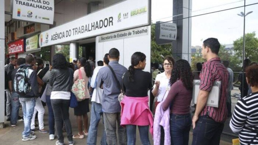 Fila de desempregados em agência no RS