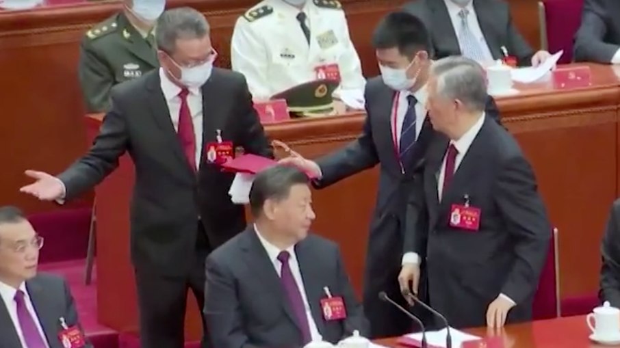 Ex-presidente chinês Hu Jintao sendo conduzido para fora do local