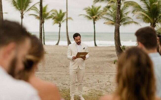 Mesmo com o fim do noivado, o homem decidiu manter o casamento e discursou para os convidados
