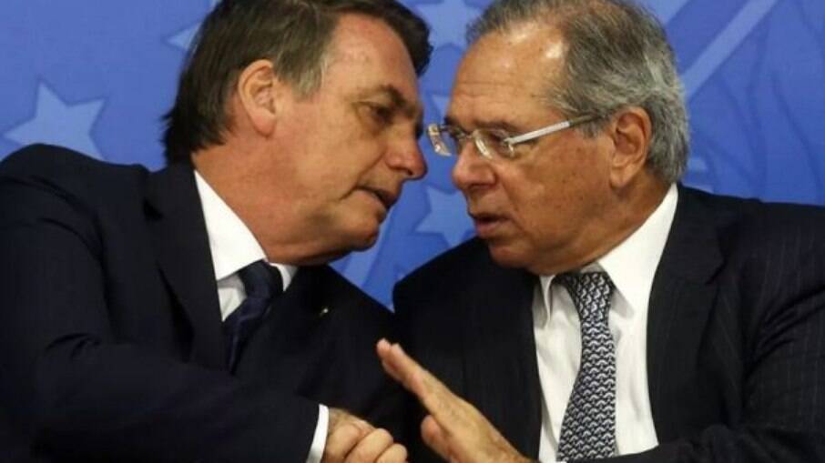 Paulo Guedes tenta mostram a Bolsonaro que economia está indo bem no Brasil 
