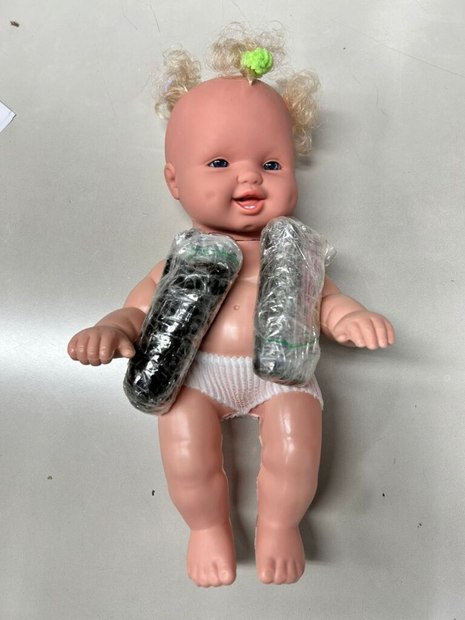 Boneca apreendida nos Correios de Florianópolis, com o haxixe que estava no seu interior