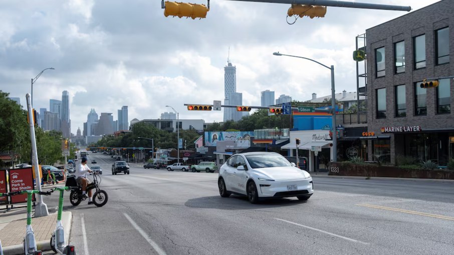 Um robotáxi da Tesla circula pela South Congress Avenue em Austin Um robotáxi da Tesla circula pela South Congress Avenue em Austin