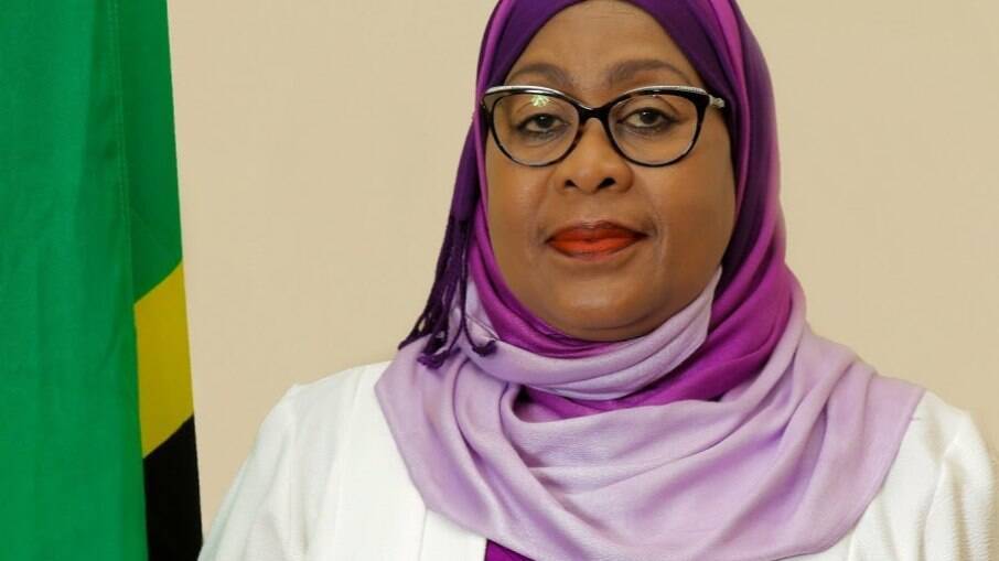 Após morte do presidente, vice toma posse como 1° mulher presidente da Tanzânia