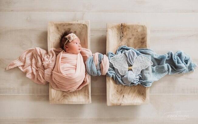 Para celebrar o laço entre irmãos, fotógrafa faz registro sensível de bebê gêmeo que sobreviveu e emociona internautas