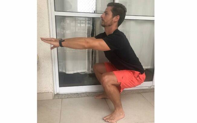 Treino funcional: o agachamento por isometria parece simples, mas se manter nessa posição é um grande desafio Treino funcional: o agachamento por isometria parece simples, mas se manter nessa posição é um grande desafio