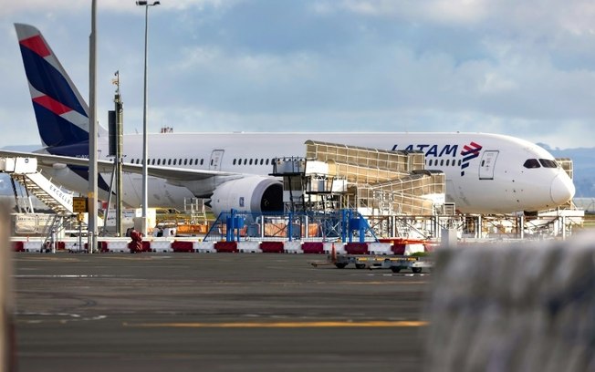 Avião Boeing 787 Dreamliner, da LATAM Airlines, que perdeu altitude repentinamente em pleno voo, caindo violentamente e ferindo dezenas de passageiros, é visto na pista do Aeroporto Internacional de Auckland, em Auckland, em 12 de março de 2024