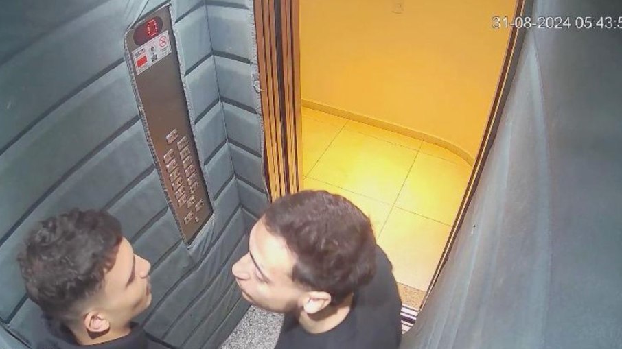 Mario (à esqu.) e Igor, no elevador do prédio onde Marcelly vivia, minnutos antes de o empresário ser morto pelo melhor amigo e sócio