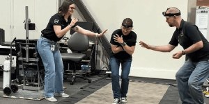 VÍDEO: astronauta da Artemis II faz fisioterapia após missão