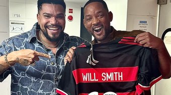 Will Smith encontra Naldo e posa com camisa do Flamengo