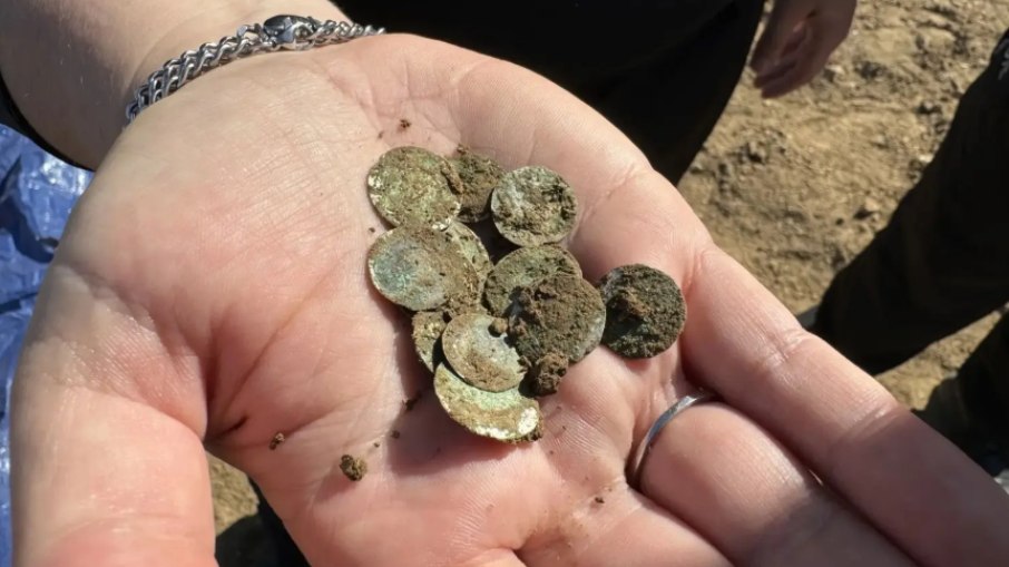 Os tesouros descobertos incluíam 2.150 moedas de prata