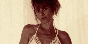 Carolina Dieckmmann chama atenção ao posar de biquíni fininho