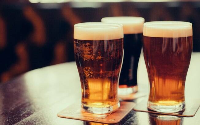 Cerveja traz menos prejuízos ao corpo que os destilados, mas é sempre bom ter moderação e seguir algumas dicas se quiser beber