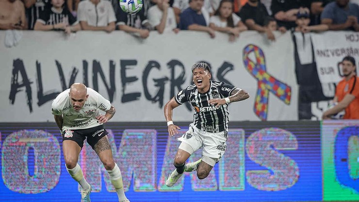 Fábio Santos lamenta empate sofrido, mas vê Corinthians em