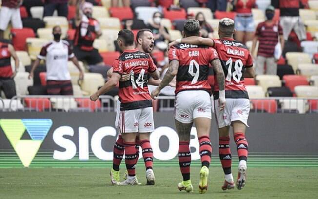 Com primeiro tempo perfeito, Flamengo vence o Athletico no Maracanã