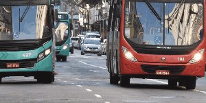 Vídeo mostra discussão por parada de ônibus em Minas Gerais