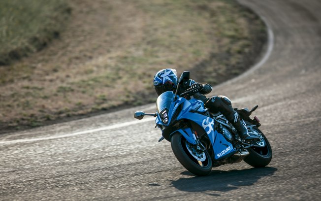 Suzuki GSX-8R e GSX-8S ganham novas cores no Brasil
