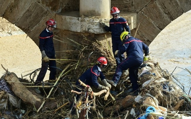 Bombeiros franceses trabalham na localidade espanhola inundada de Catarroja, ao sul da cidade de Valência, em 14 de novembro de 2024