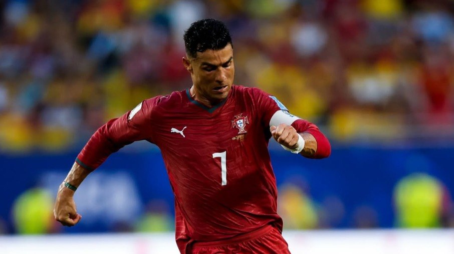 Cristiano Ronaldo conduz a bola durante partida de Portugal na Copa do Mundo