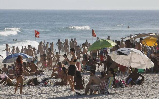 Os banhos de mar e os esportes marítimos estão permitidos na capital, no entanto, a prática de jogos na areia como a altinha ainda não