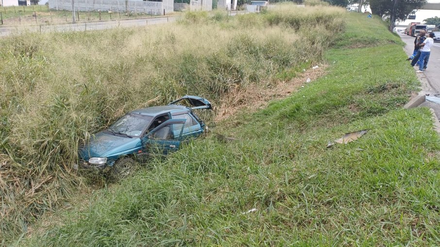 Carro com mãe e bebê saiu da pista e parou em área de vegetação às margens da Dutra, no km 93,3 Carro com mãe e bebê saiu da pista e parou em área de vegetação às margens da Dutra, no km 93,3