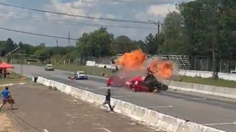 Prova de automobilismo é marcada por colisão brutal em mureta de proteção