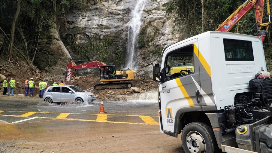 Obras de recuperação da Rio-Santos (SP-055; nome oficial em SP Rodovia Dr. Manoel Hyppólito Rego)