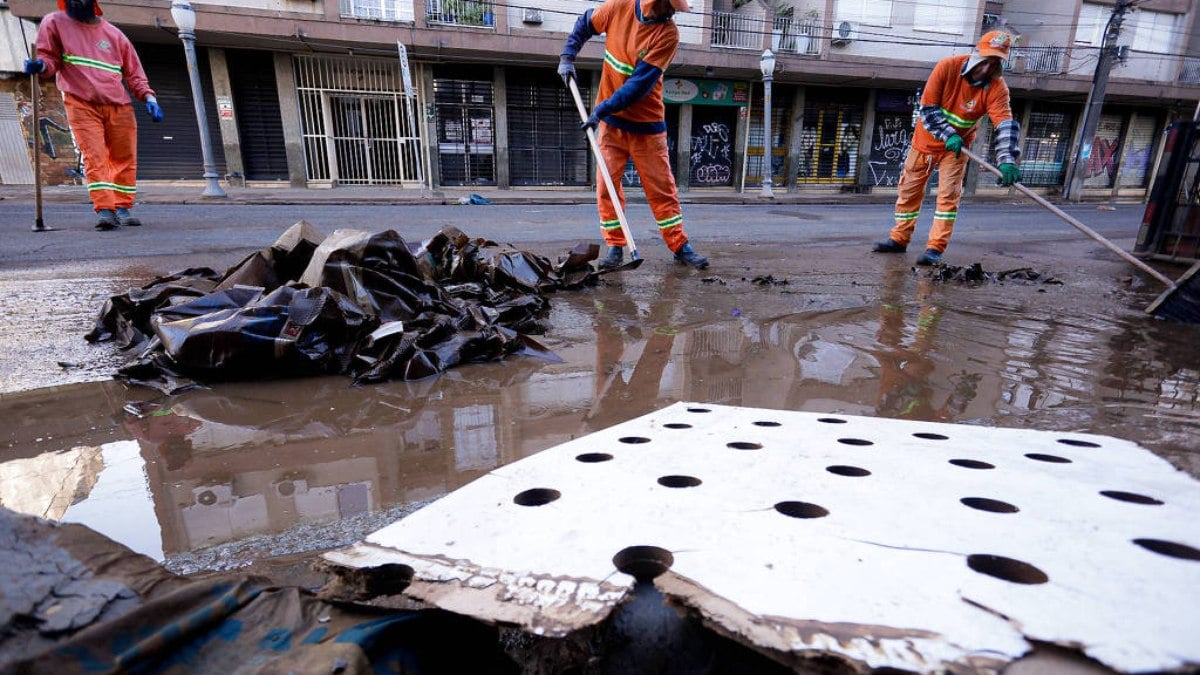 Equipes de limpeza atuam em áreas de Porto Alegre em que a água baixou