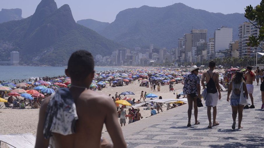 Cariocas e turistas lotam a praia de Ipanema no primeiro final de semana da primavera, em 2020