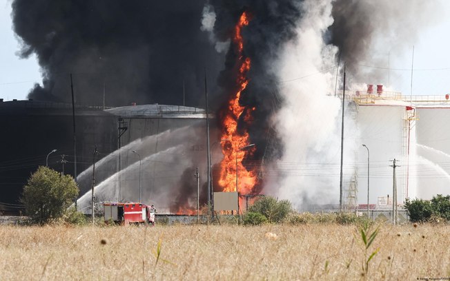 Incêndio em um depósito de petróleo em Feodósia, na Crimeia, após um ataque ucraniano Incêndio em um depósito de petróleo em Feodósia, na Crimeia, após um ataque ucraniano