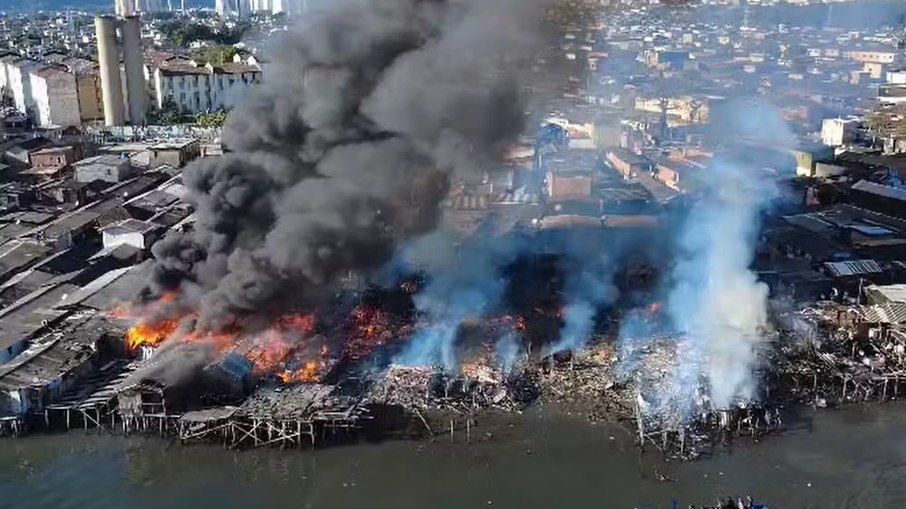 Incêndio de grandes proporções atingiu comunidade na Baixada Santista Incêndio de grandes proporções atingiu comunidade na Baixada Santista