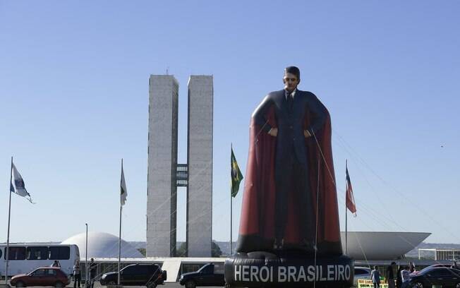 Boneco 'Super-Moro' em frente ao Congresso Nacional