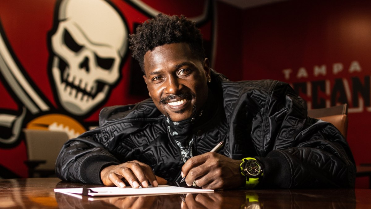 Antonio Brown, ex-jogador da NFL, é preso em Dubai Antonio Brown, ex-jogador da NFL, é preso em Dubai