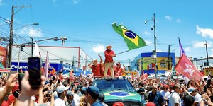 Lula participa de passeata com apoiadores em Natal